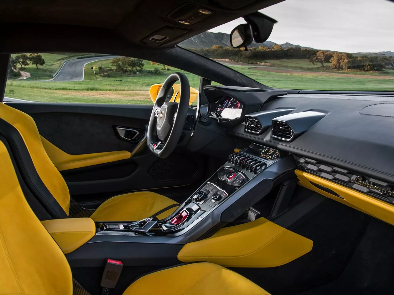 Фото салона спереди Lamborghini Huracán   2014 -  2024 
                                            