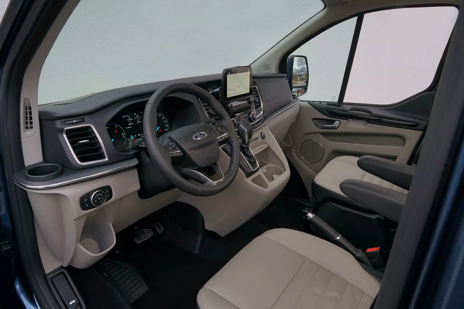 Фото места водителя Ford Tourneo Custom LWB I Рестайлинг 2017 -  2024 
                                            