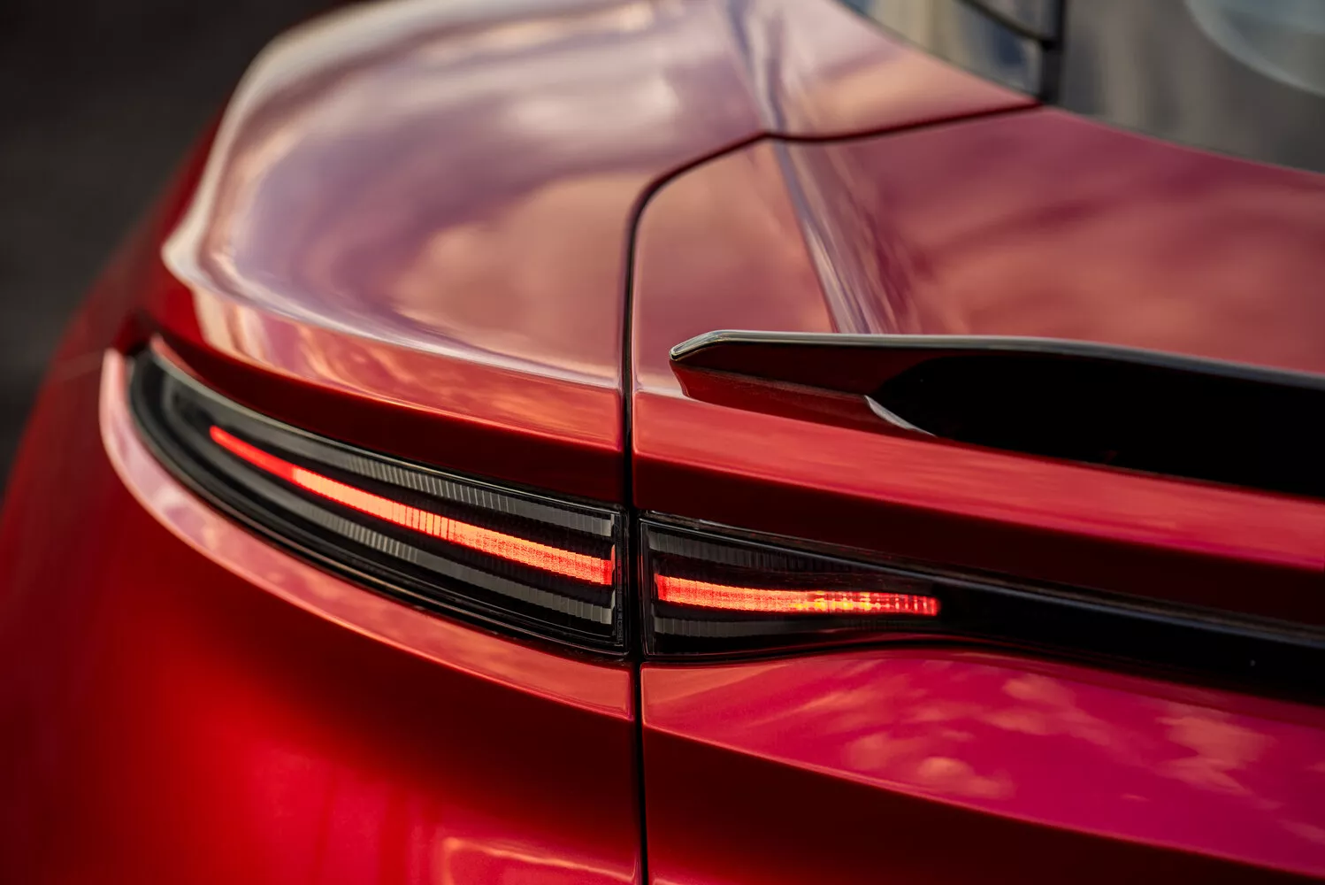 Фото задних фонорей Aston Martin DBS  III 2018 -  2024 
                                            