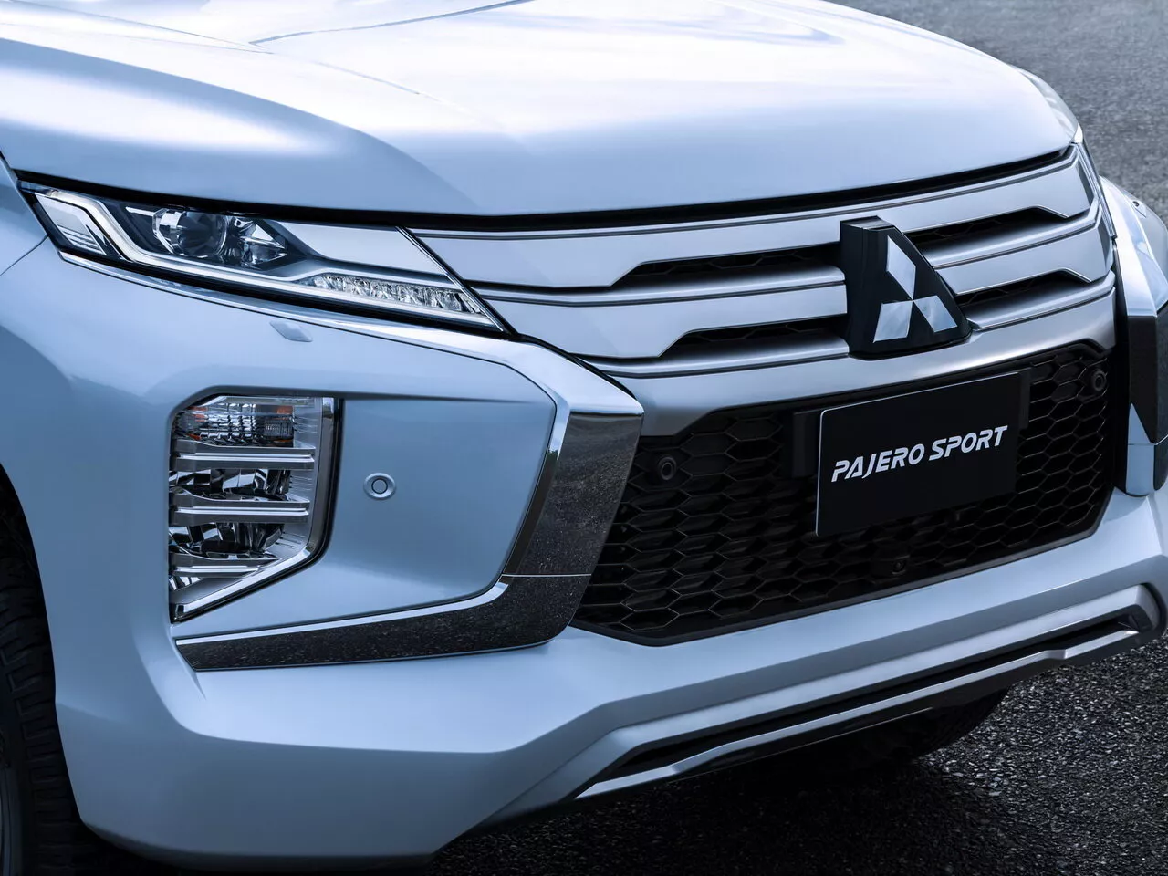 Фото передних фар Mitsubishi Pajero Sport  III Рестайлинг 2019 -  2024 
                                            