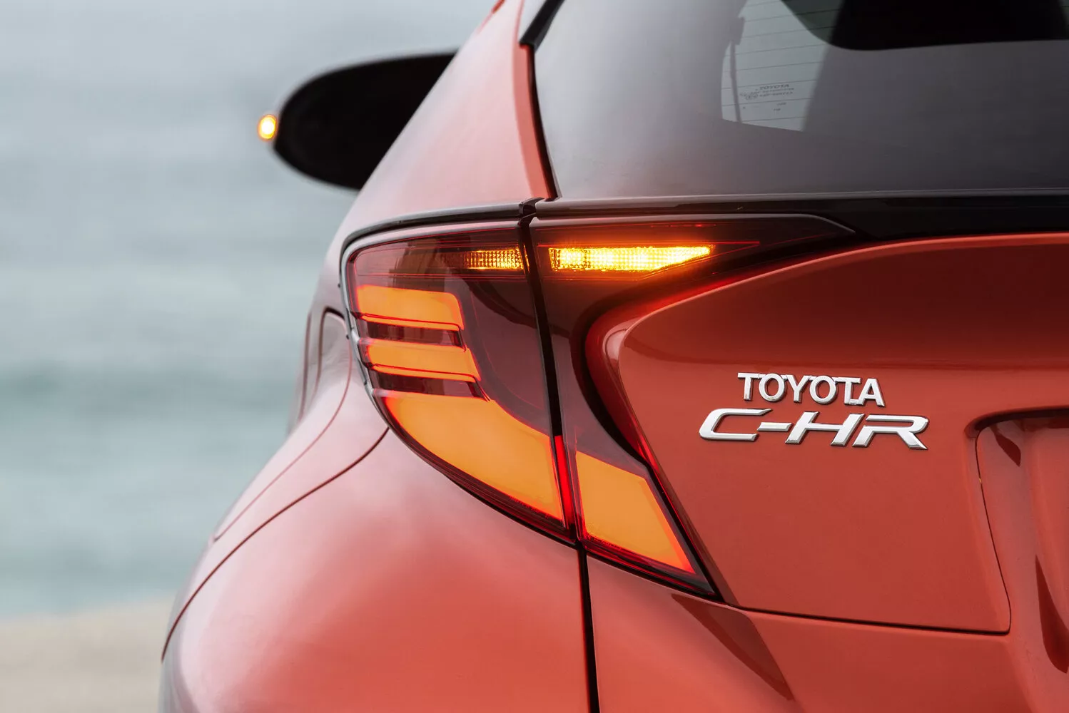 Фото задних фонорей Toyota C-HR  I Рестайлинг 2019 -  2024 
                                            