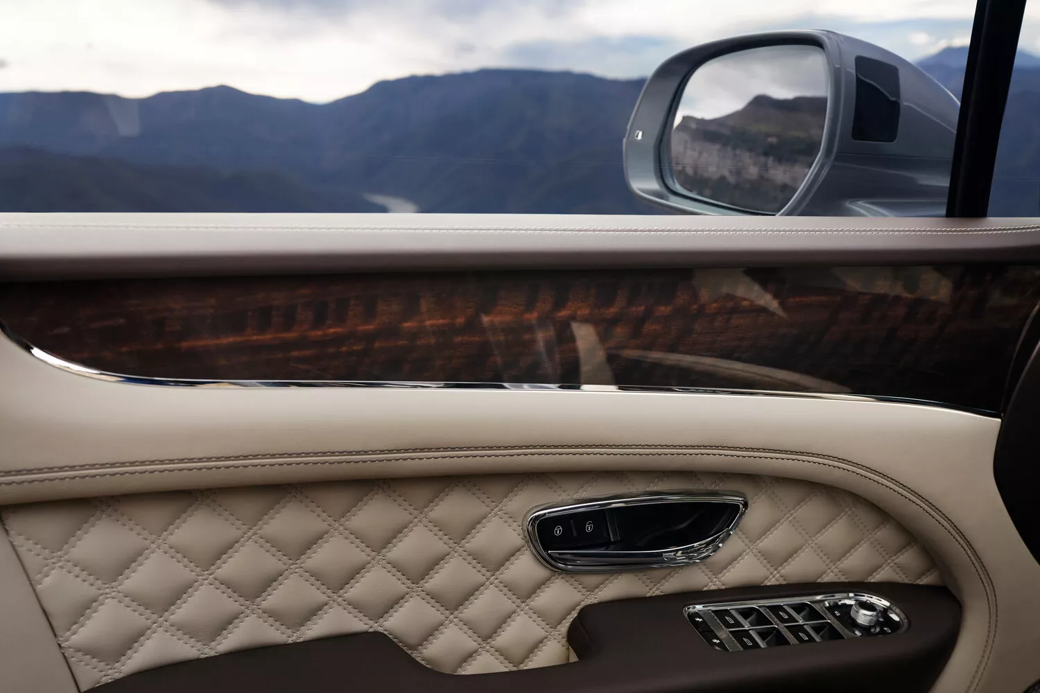 Фото двери Bentley Bentayga  I Рестайлинг 2020 -  2024 
                                            