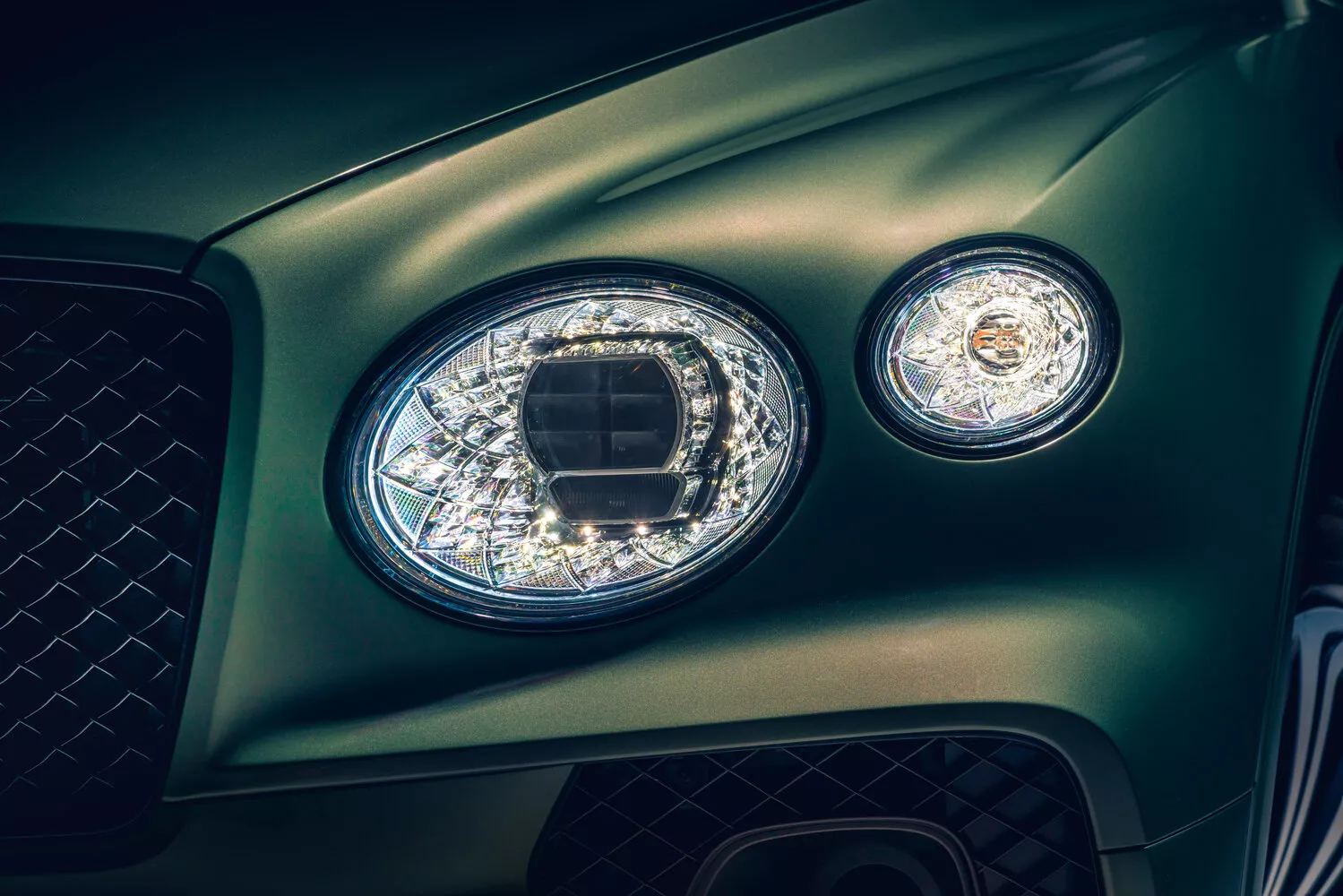 Фото передних фар Bentley Bentayga  I Рестайлинг 2020 -  2024 
                                            