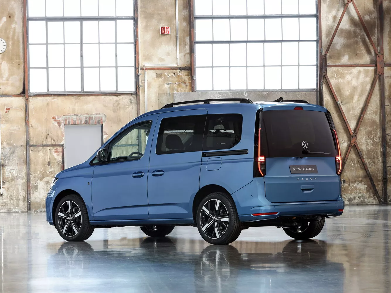 Фото с разворота сзади Volkswagen Caddy  V 2020 -  2024 
                                            