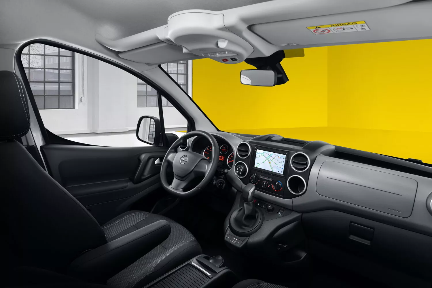 Фото салона спереди Opel Combo Life PCMA 2020 -  2024 
                                            