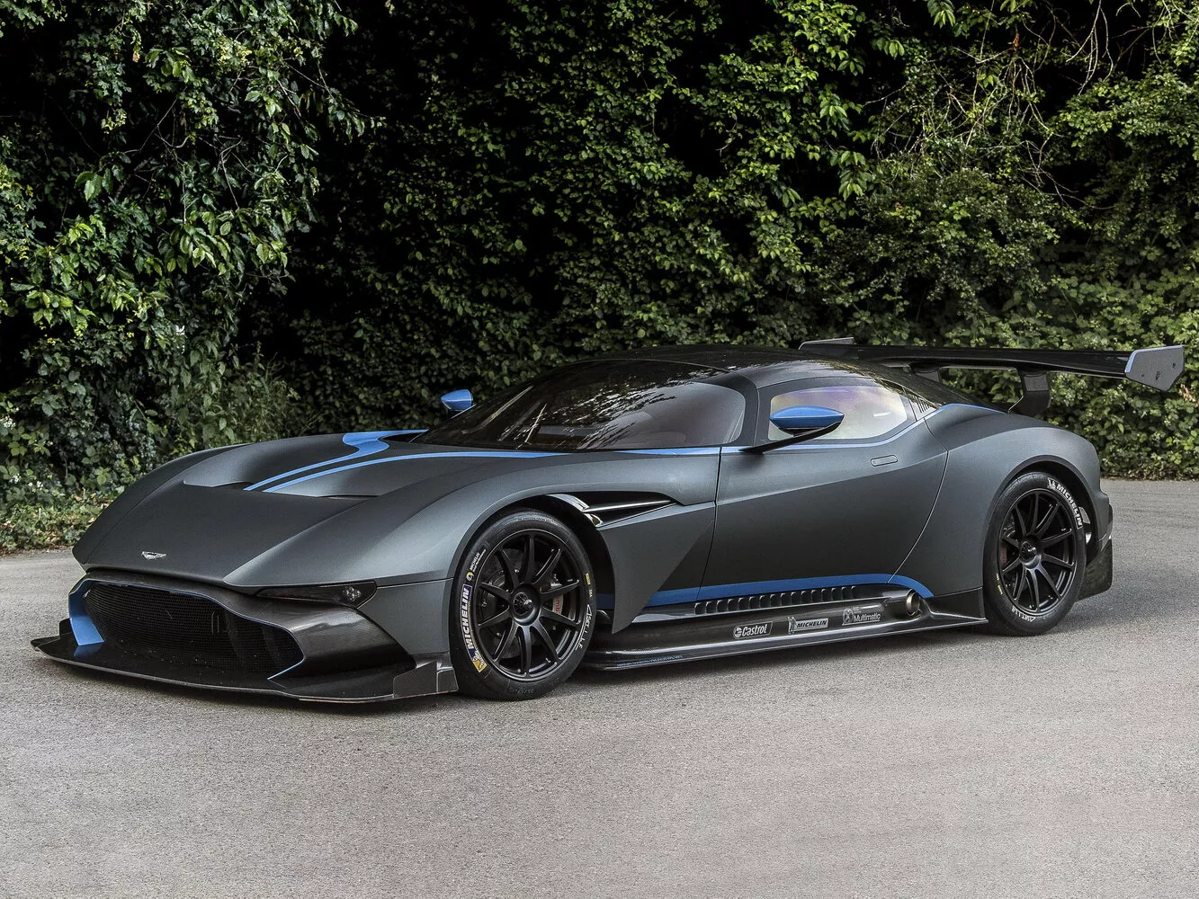 Фото экстерьера Aston Martin Vulcan   2015 -  2024 
                                            