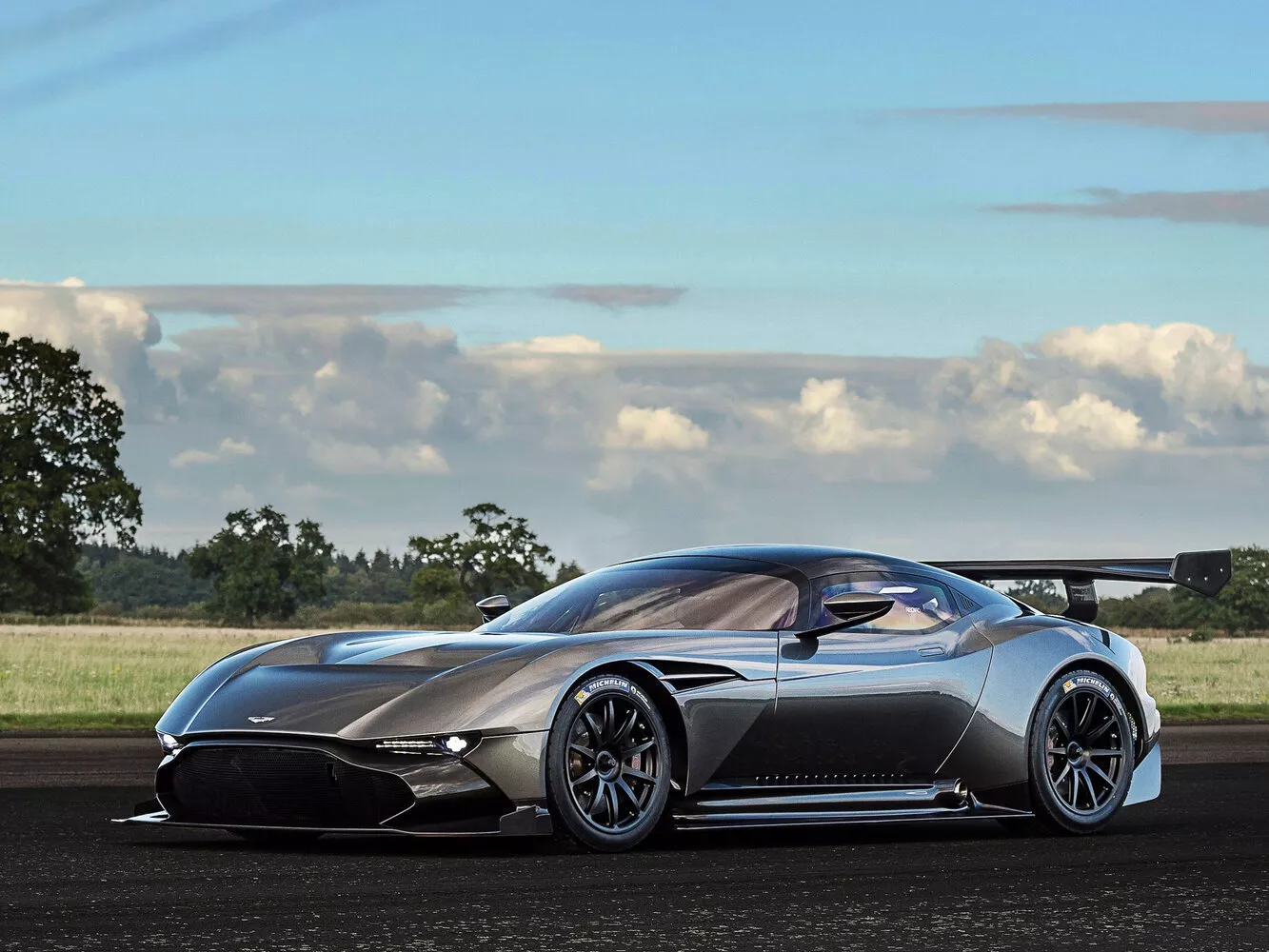 Фото сбоку Aston Martin Vulcan   2015 -  2024 
                                            