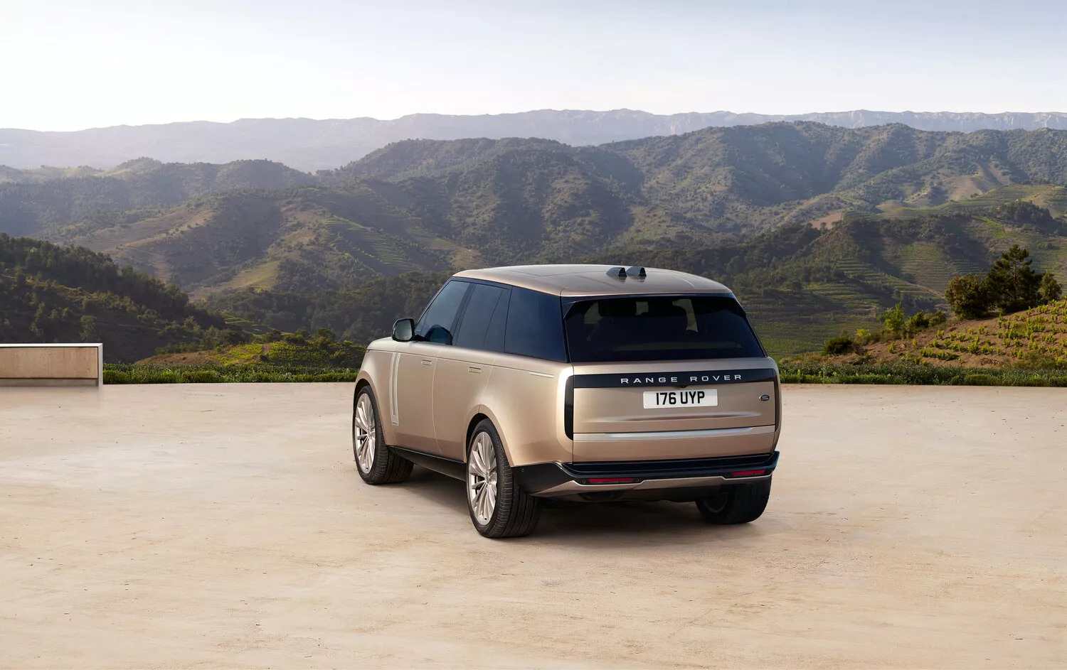 Фото с разворота сзади Land Rover Range Rover  V 2021 -  2024 
                                            
