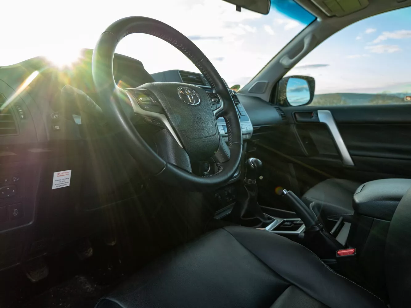 Фото салона спереди Toyota Land Cruiser Prado  150 Series Рестайлинг 3 2020 -  2024 
                                            