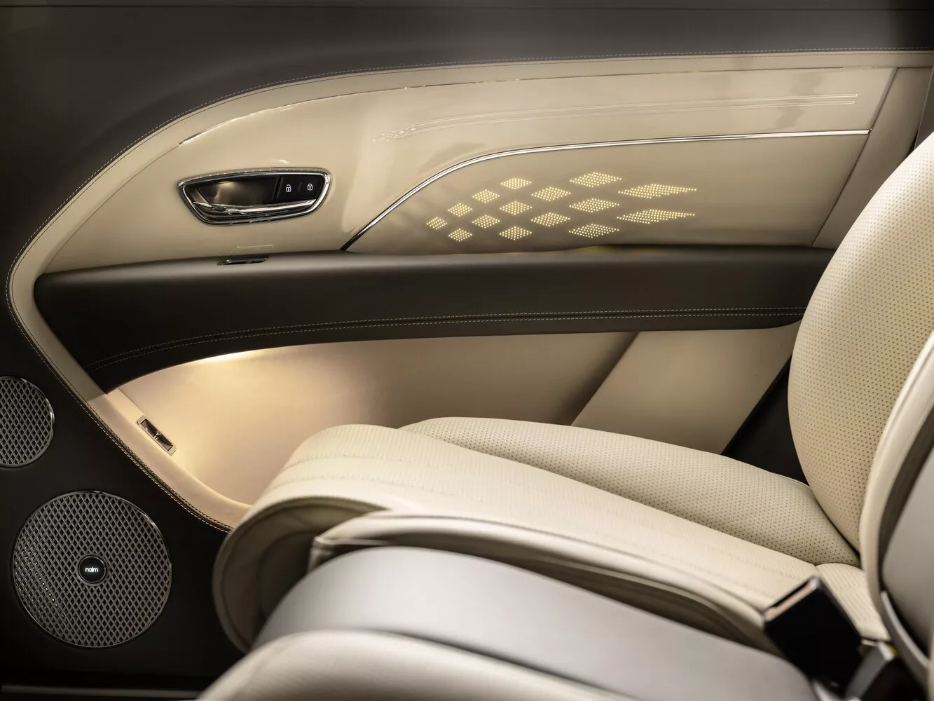 Фото двери Bentley Bentayga EWB I Рестайлинг 2020 -  2024 
                                            