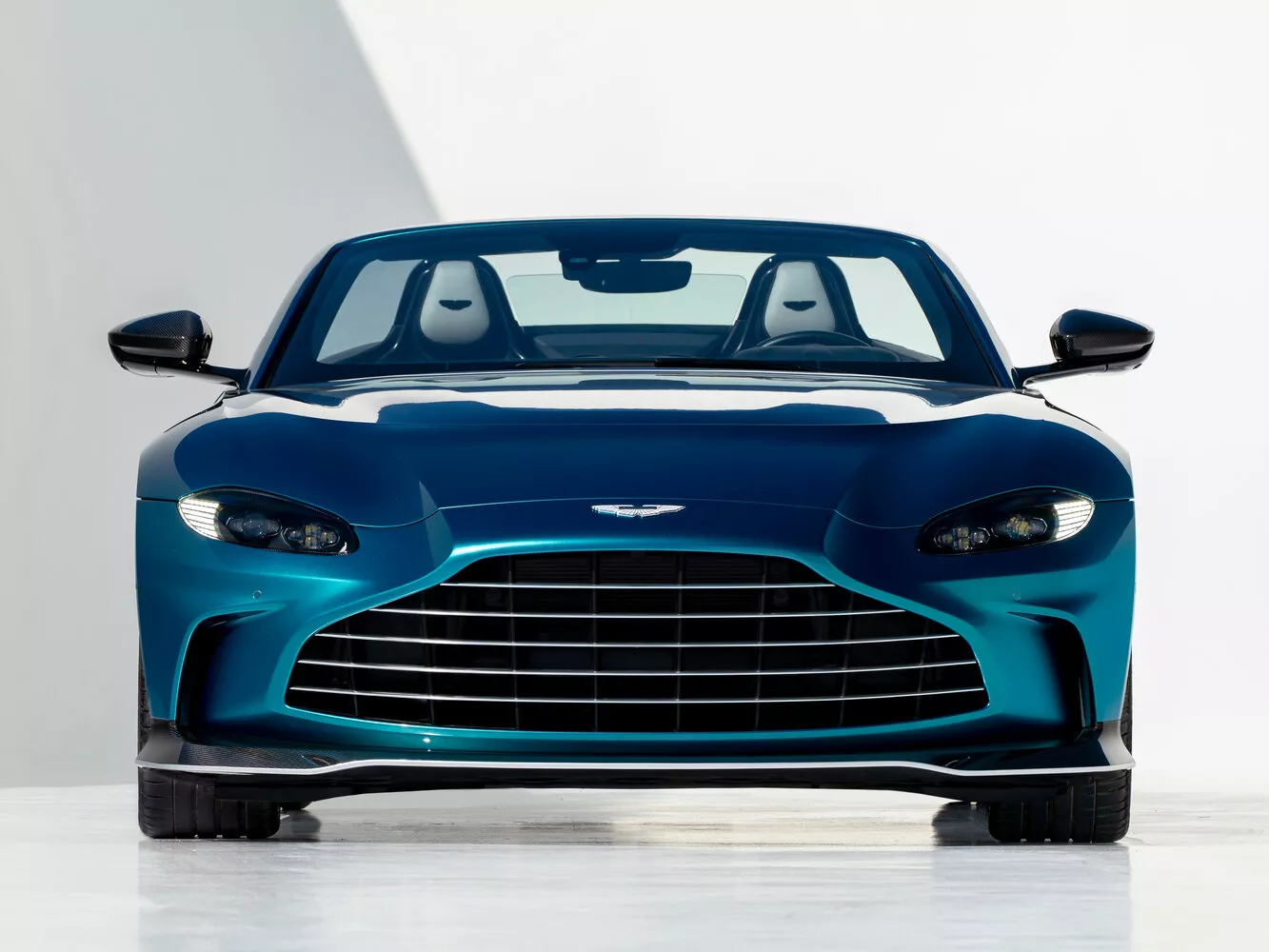 Фото спереди Aston Martin V12 Vantage  II 2020 -  2024 
                                            