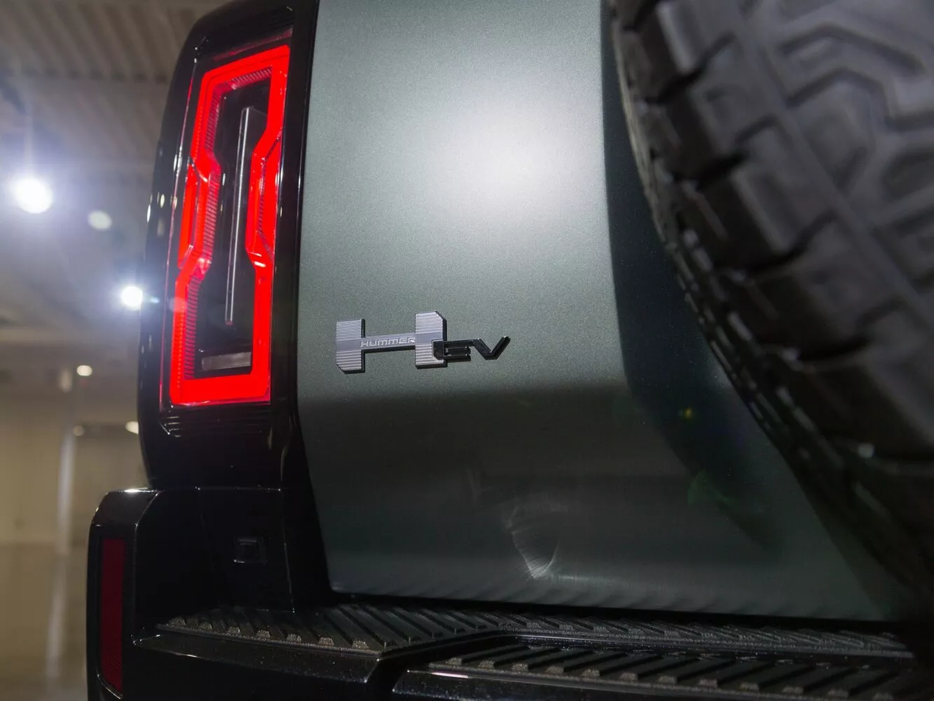 Фото задних фонорей GMC Hummer EV   2021 -  2024 
                                            