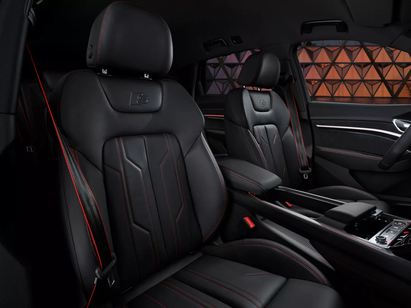 Фото интерьера Audi Q8 e-tron   2022 -  2024 
                                            
