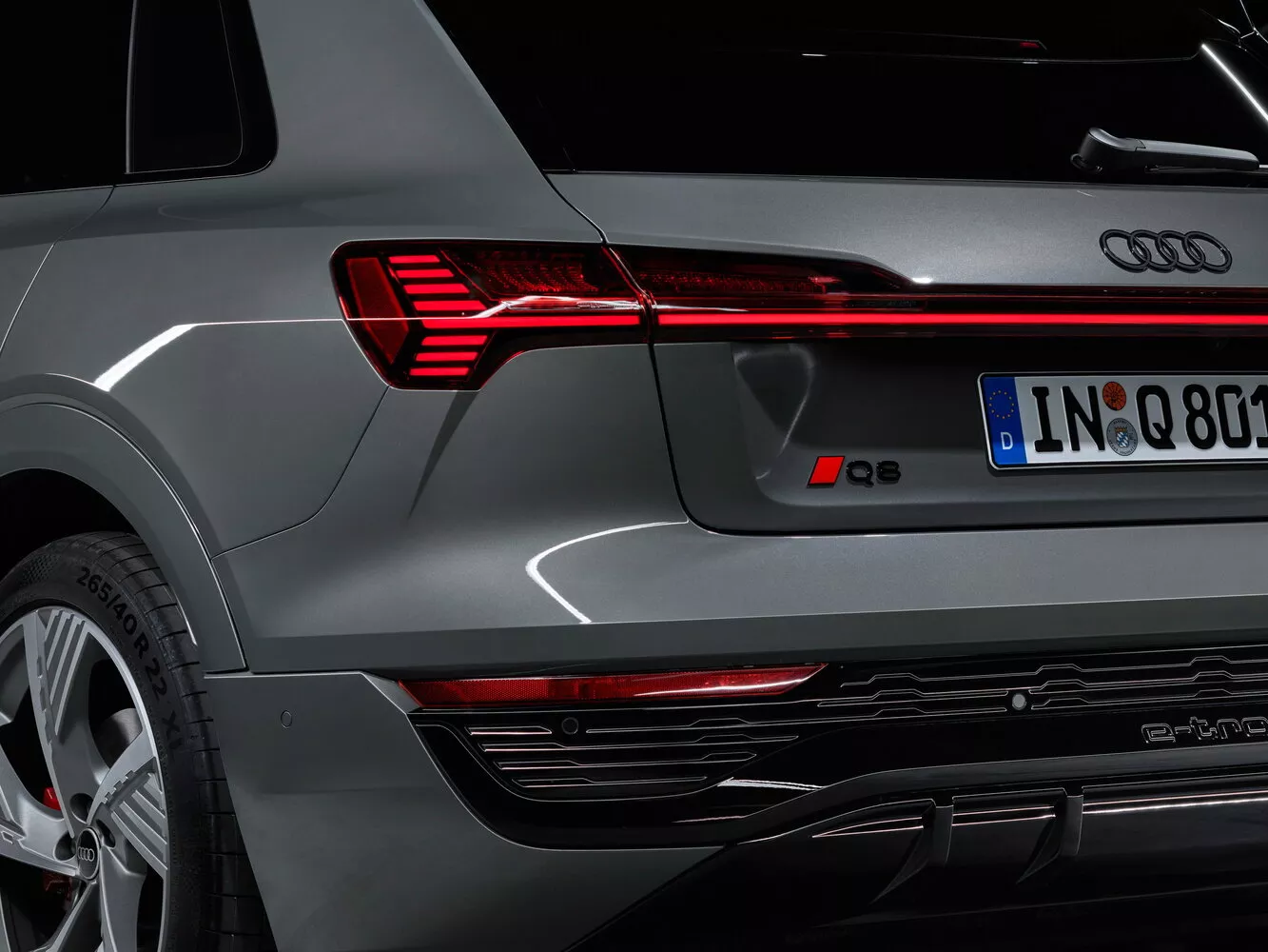 Фото задних фонорей Audi Q8 e-tron   2022 -  2024 
                                            
