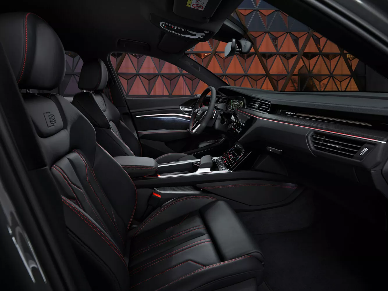 Фото салона спереди Audi Q8 e-tron   2022 -  2024 
                                            