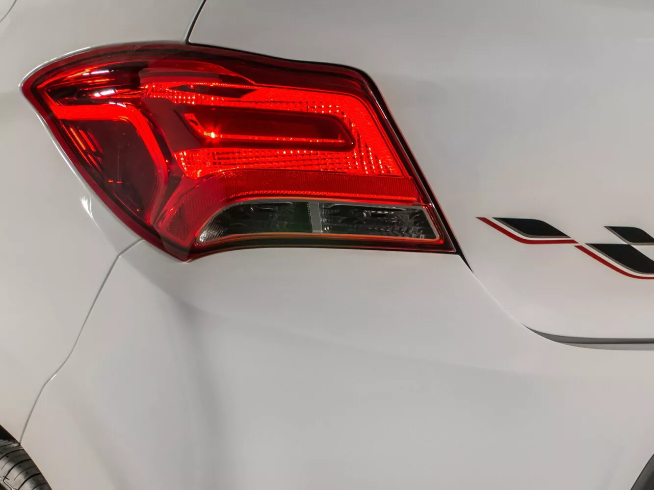 Фото задних фонорей Chevrolet Onix  I Рестайлинг 2016 -  2024 
                                            